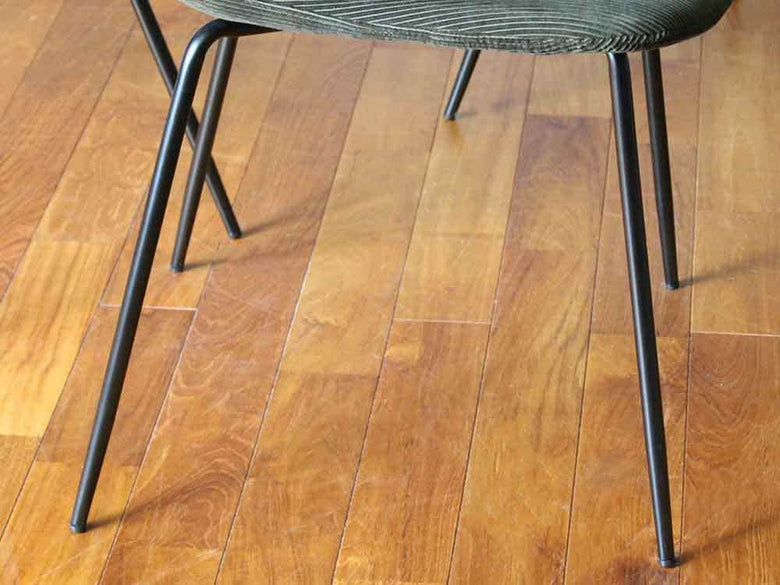 木目調のフローリング床