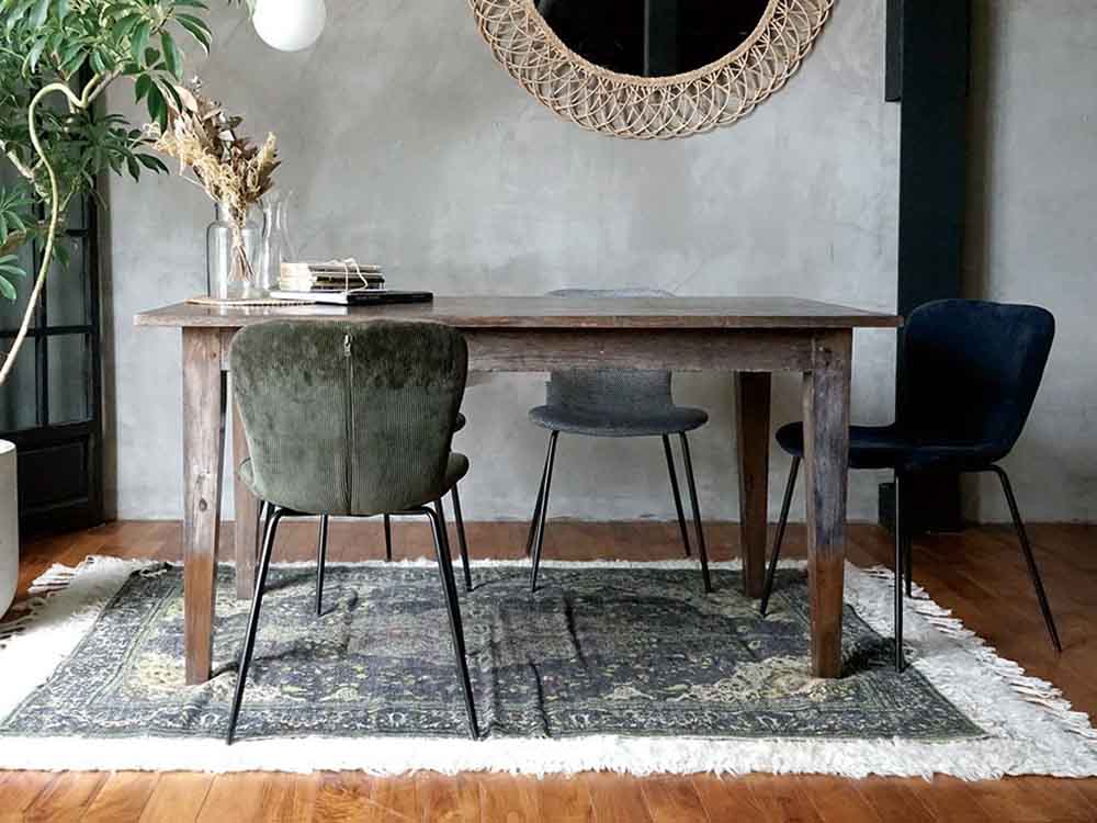 木製ダイニングテーブルと観葉植物が配置された室内