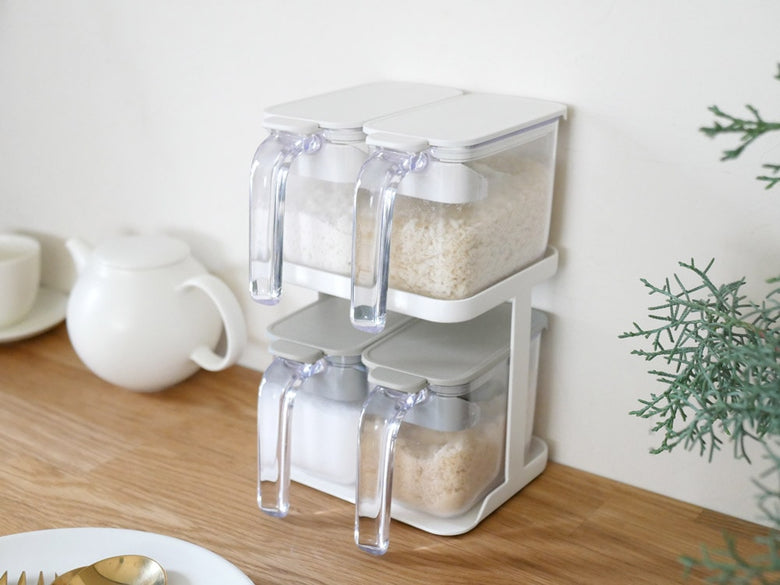 マーナのGOODLOCK調味料ポットがキッチン棚に配置されている