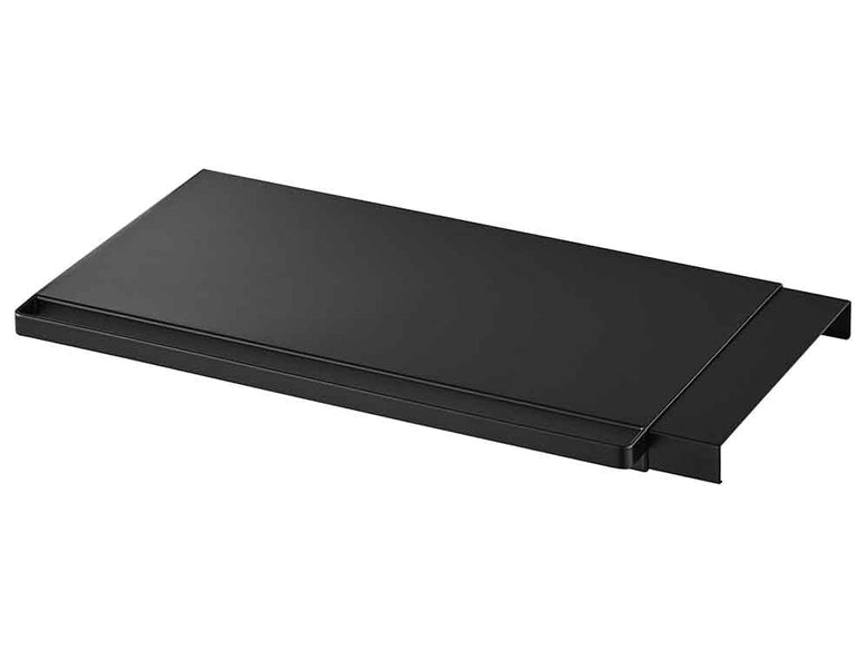 タワー伸縮棚板がつっぱり棒に取り付けられている