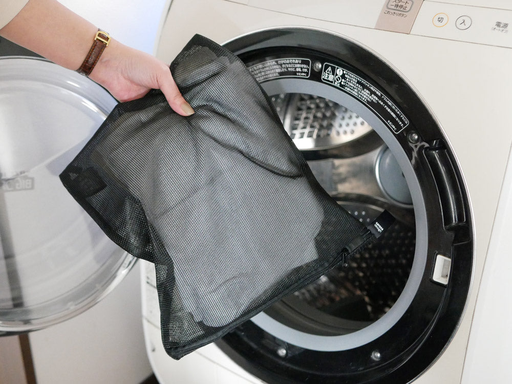 サラサデザインのシルバー色フラットリバーシブルランドリーネット。ポリエステルとラテックス製のメッシュ素材で洗濯物を保護します。