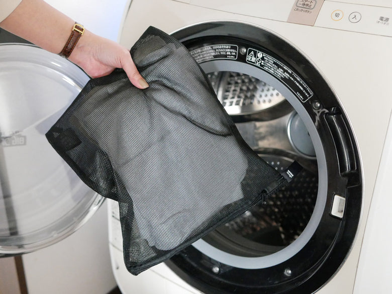 サラサデザインのシルバー色フラットリバーシブルランドリーネット。ポリエステルとラテックス製のメッシュ素材で洗濯物を保護します。