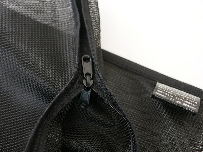sarasa designのb2cランドリーネットバッグ。グレーとシルバーのメッシュ素材にストラップが付いた洗濯用ネット