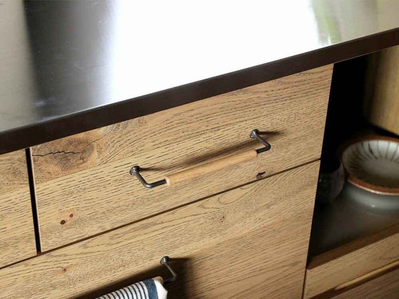 アデペシュの木製kamnカウンターボードとキャビネット