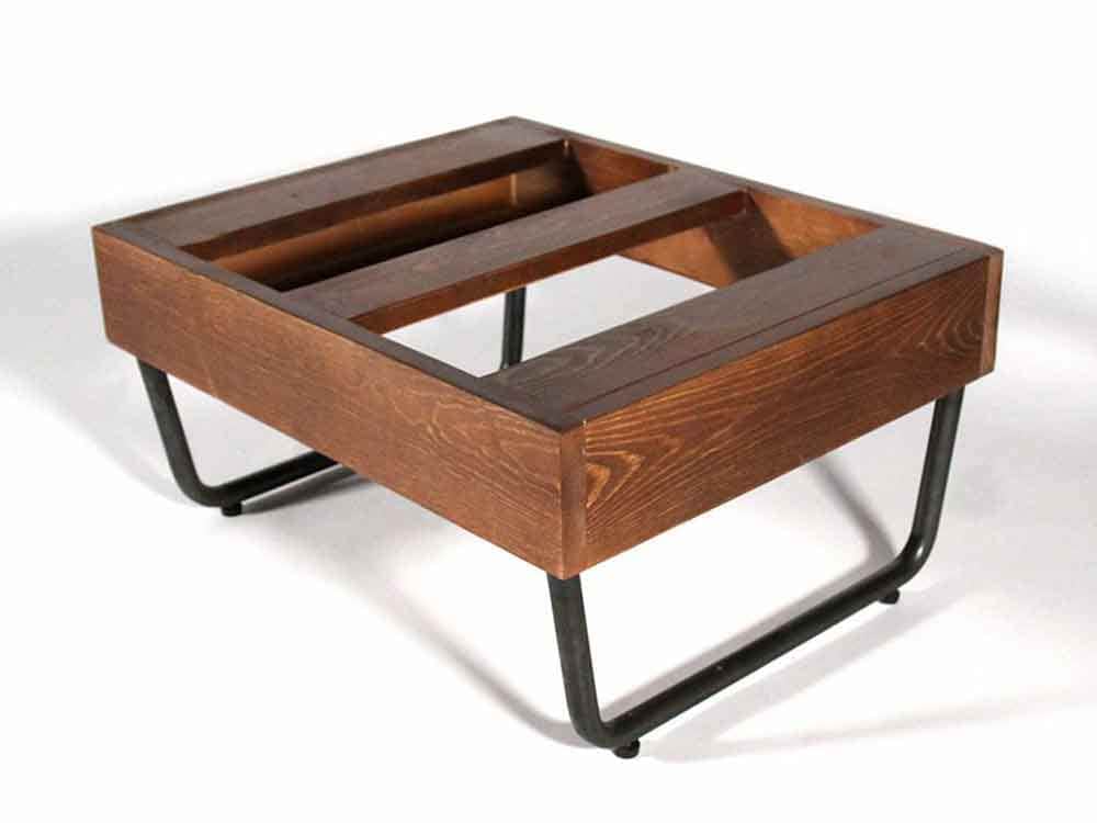 レザーとハードウッドのウォームオットマン