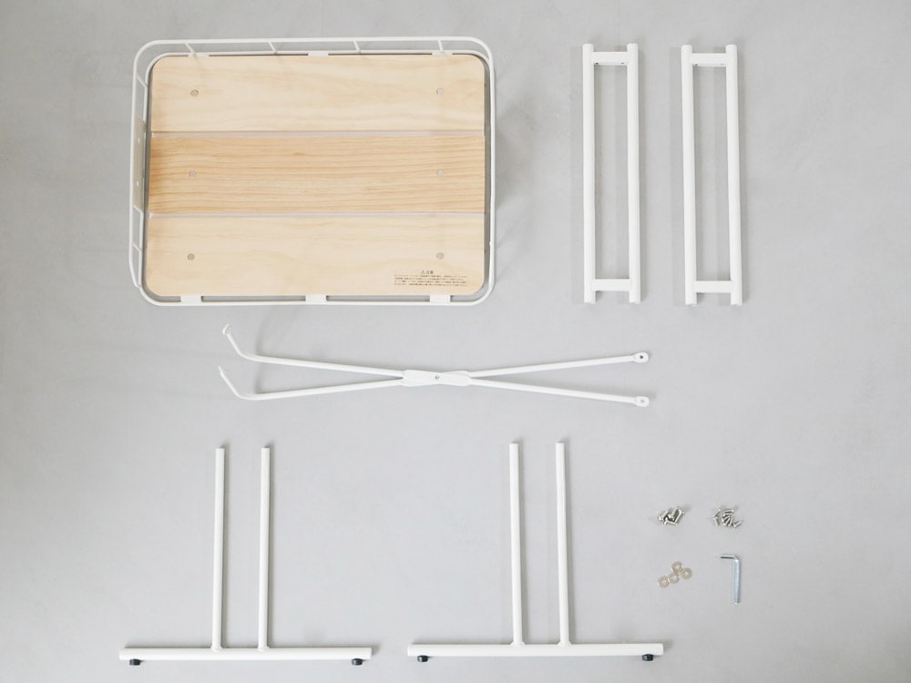 木製の折りたたみテーブルと椅子のセット