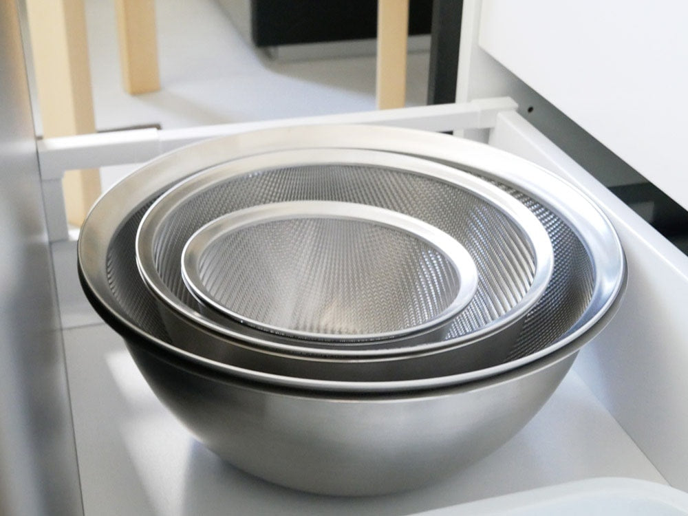 la baseブランドの18-8ステンレス製ボウル、ざる、プレートがキッチンに整然と並べられている様子