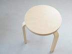 アルテック製アルヴァ・アアルトデザインの木製スツール60、バーチ材を使用しクリアラッカー仕上げのスタイリッシュな座具