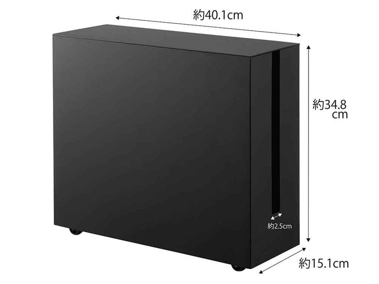 タワーのキャスター付きケーブル収納ラックがデスク上に配置されている
