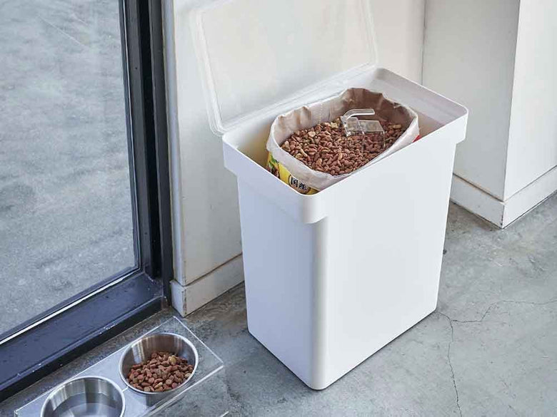 YAMAZAKIタワーの密閉米びつと計量カップ