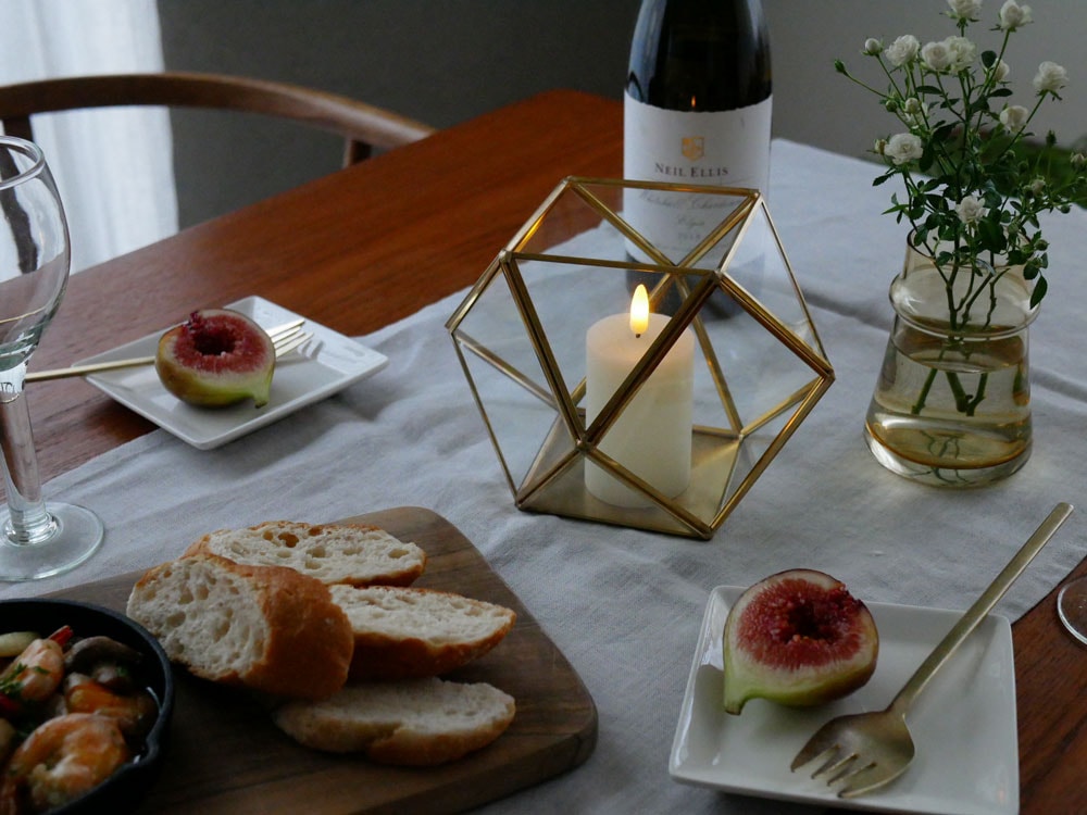 Horn Please MADEの真鍮フレームガラスケースに美しくディスプレイされたフィギュア