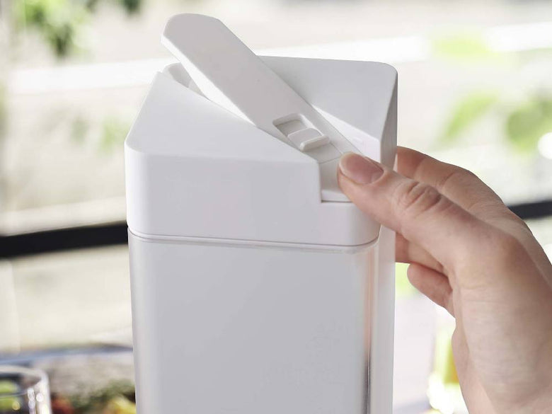 タワーの黒色倒して置ける冷水筒