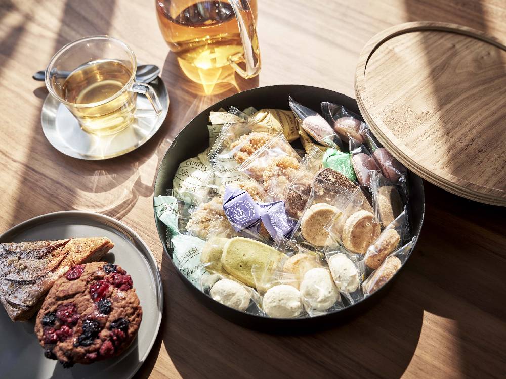 RINの蓋付きスチール収納ケースと食器