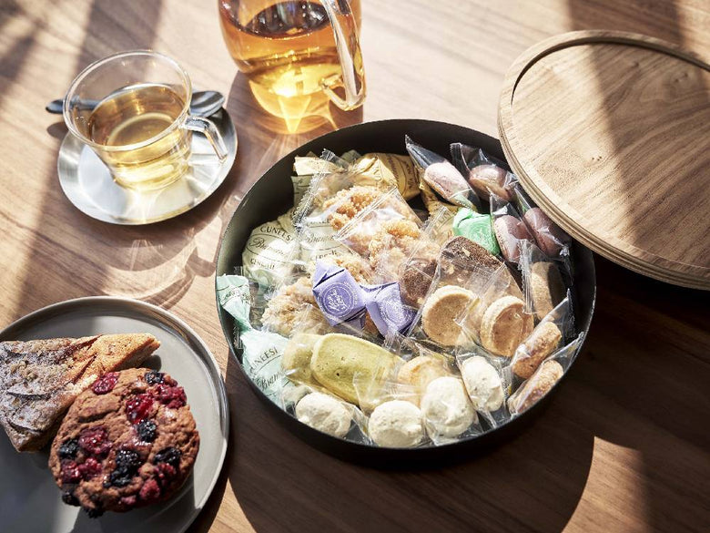 RINの蓋付きスチール収納ケースと食器