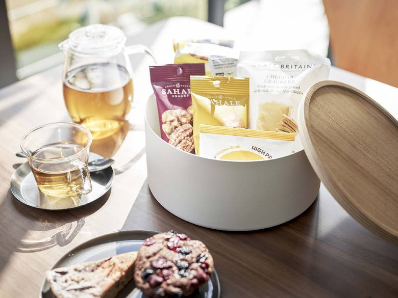 【RIN/リン】蓋付き収納ケースにカップやボウルが収納された様子