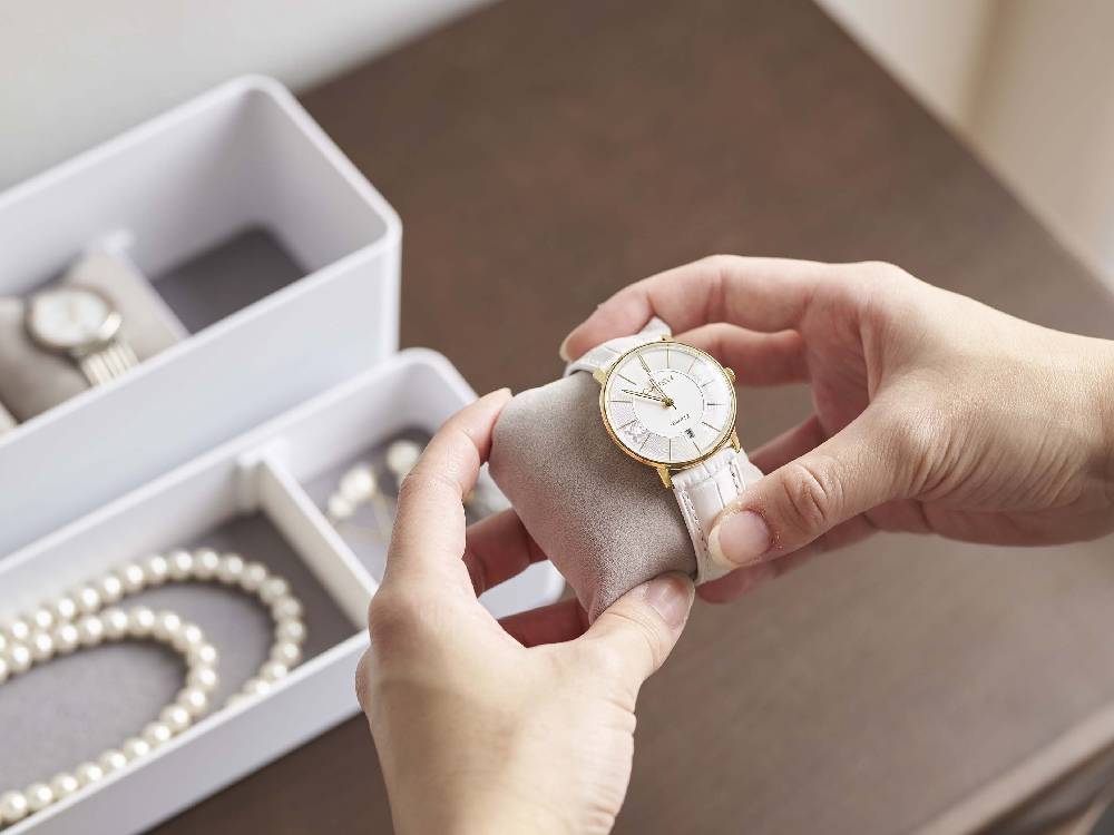 ダイヤモンド付きの銀色アナログ腕時計