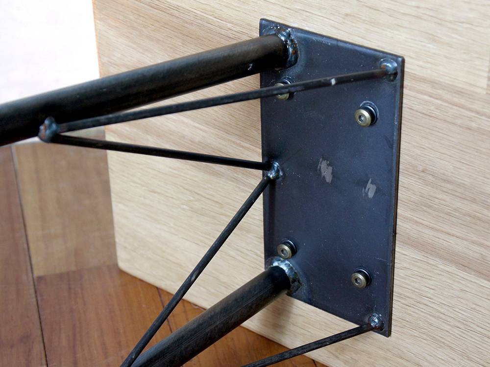 ブラウン色のオーク突板とアイアン製のソウベンチ