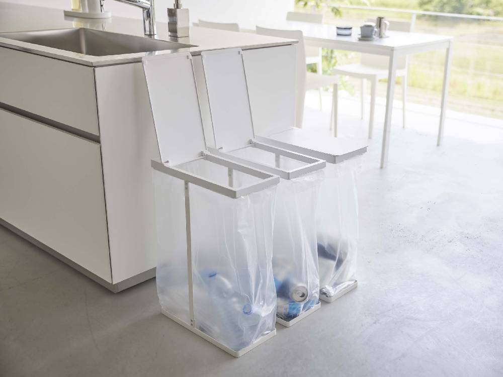 シルバーとアルミ、プラスチック製のキッチン用ゴミ袋ホルダー