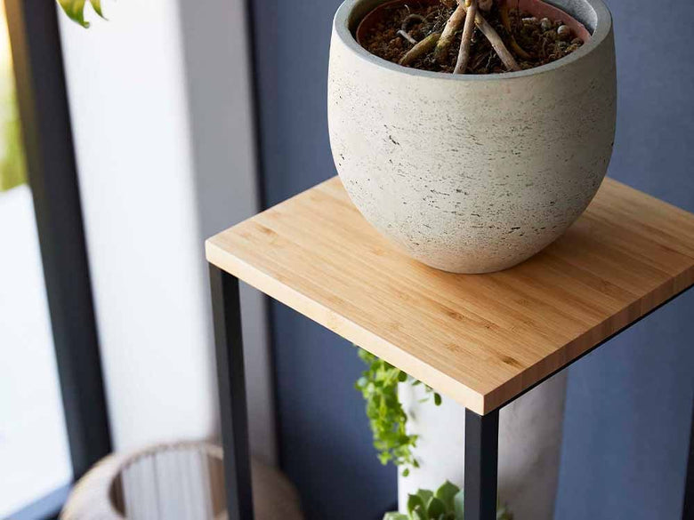 towerブランドの木製加湿器スタンド、棚と天板付き