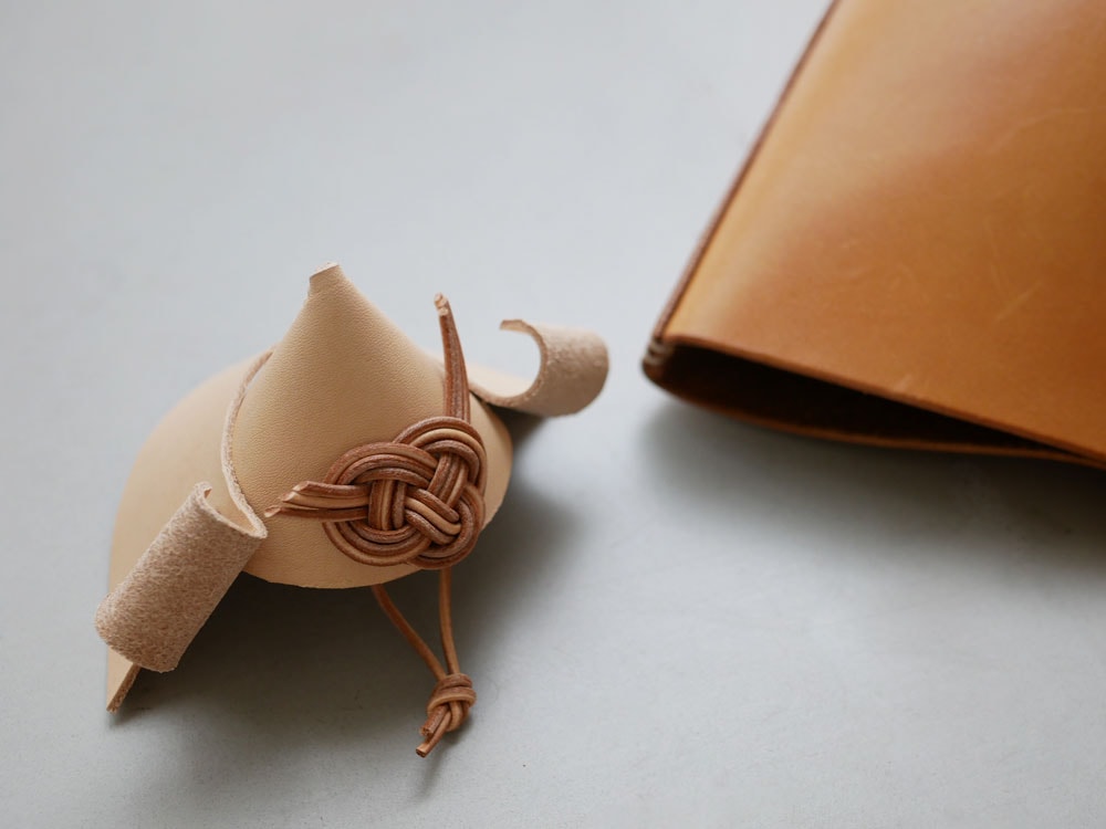 Comore Sunブランドのヌメ革を使用した子供用クラフト兜。天然皮革の質感と手作りのこだわりが特徴的な製品。