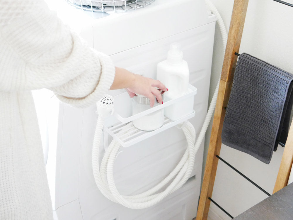 洗濯機横に設置されたマグネットラックとホースホルダー