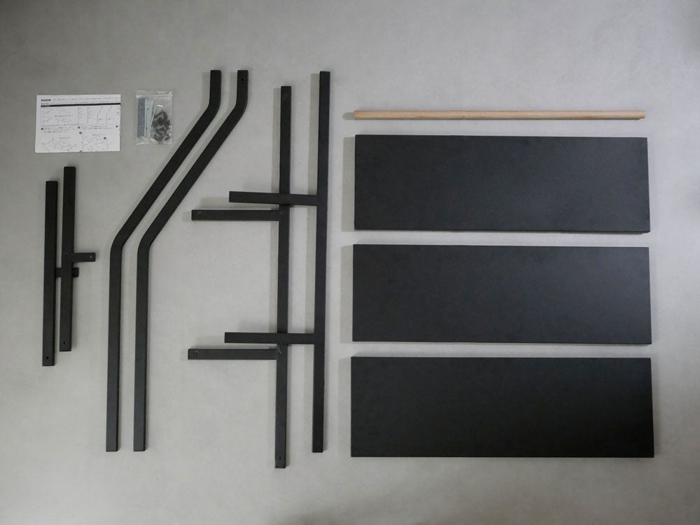 Yamazakiのtowerブランド立て掛け型ランドリーシェルフ、高さ190cmのスチール製収納棚に天然木のハンガーバーが付属