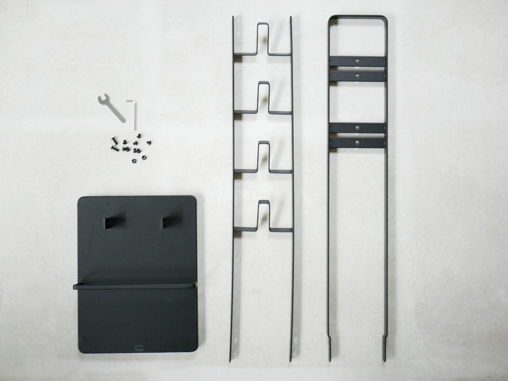 銀色の金属製タワーコードレスクリーナースタンド、ヒンジ付きでダイソン対応