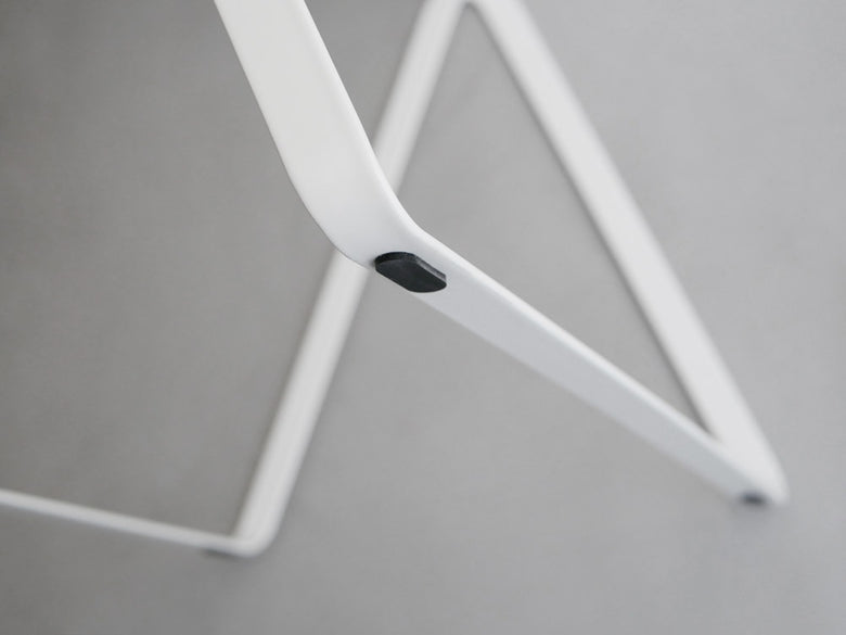 タワーの折り畳み高床式ランドリーバスケット