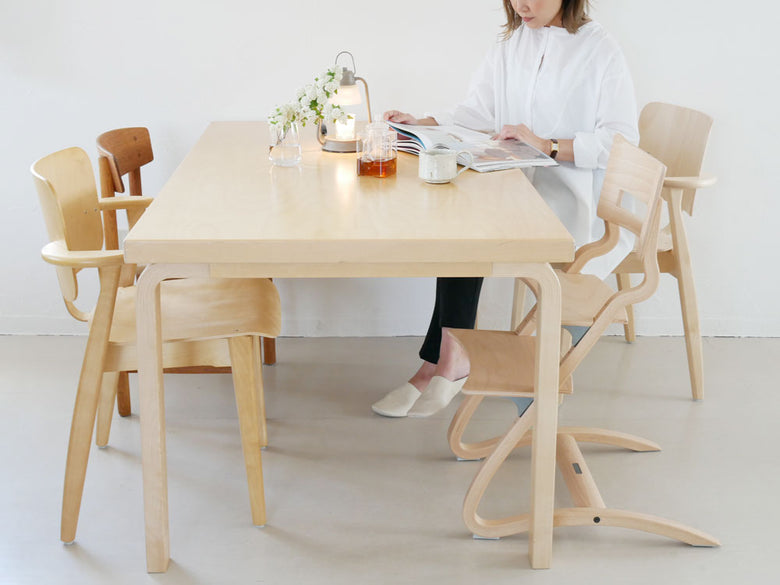 アルヴァ・アアルトデザインのシンプルなバーチ材製テーブル82A、クリアラッカー塗装が施された木製テーブル