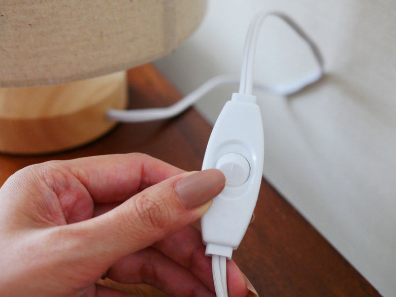 木とスチールを使用したDI CLASSEのMontoナイトランプ