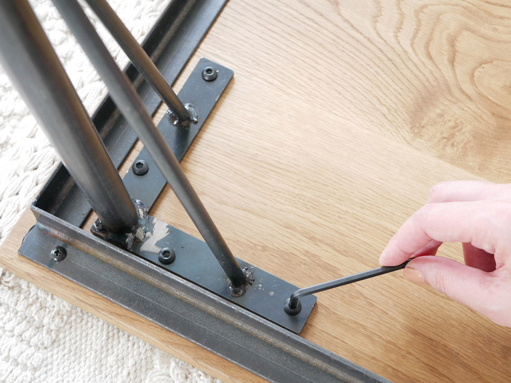 SIKAKUブランドのオークダイニングテーブル。パイン無垢集成材の天板とクリアラッカー塗装された鉄脚を持つシンプルでモダンな150cmサイズのダイニングテーブル。