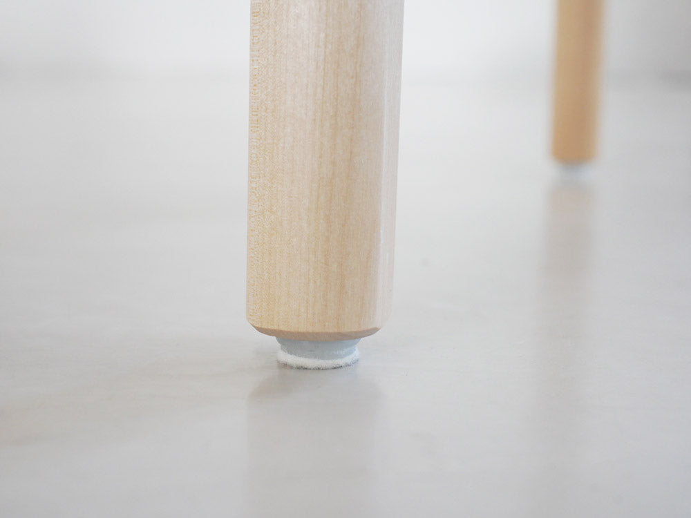 フィンランド製Artek（アルテック）のドムスチェア、バーチ材を使用しハニーステイン仕上げのシンプルかつモダンなデザインの椅子