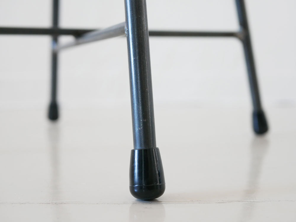 四角商店製のtwo toneスツール。座面は牛革とキャンバス、脚はクリアラッカー塗装された鉄製