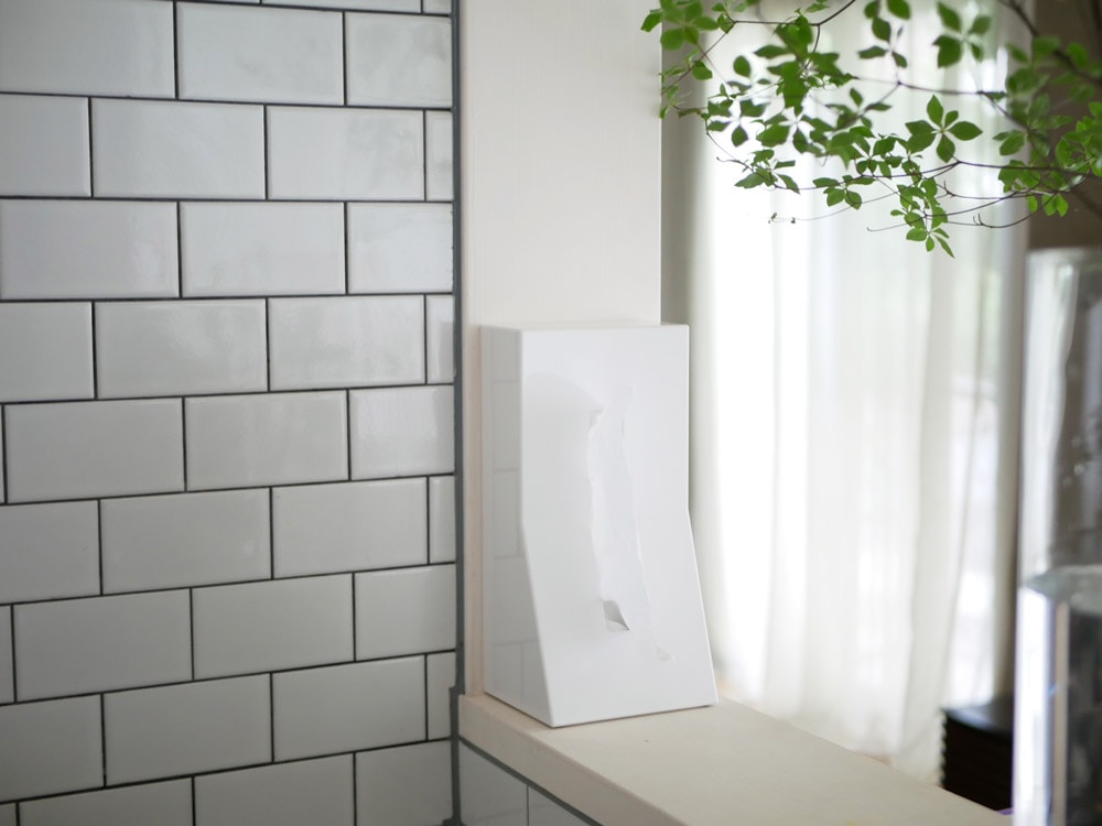 グレータイルのバスルームにDUENDE縦置きティッシュスタンド