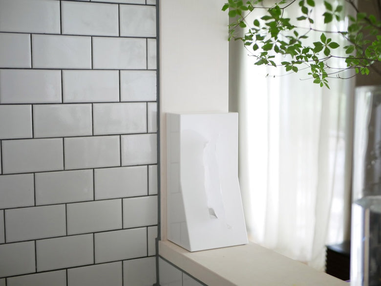 グレータイルのバスルームにDUENDE縦置きティッシュスタンド