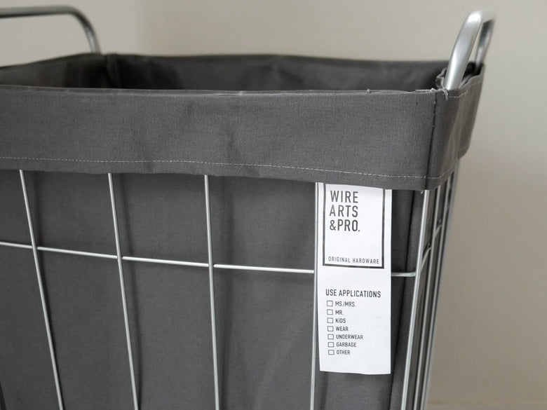 BRIDのグレーとシルバーのアルミニウムハンドル付き45リットルランドリー収納バスケット