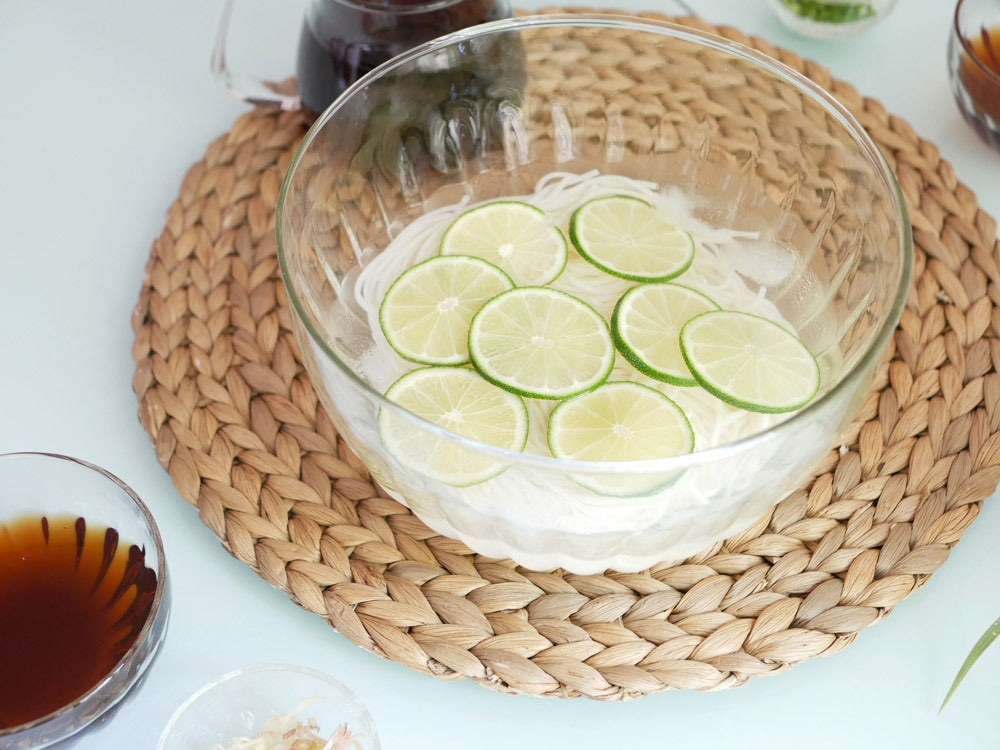 リューズガラス製ラウンドボウルにレモンが盛られている