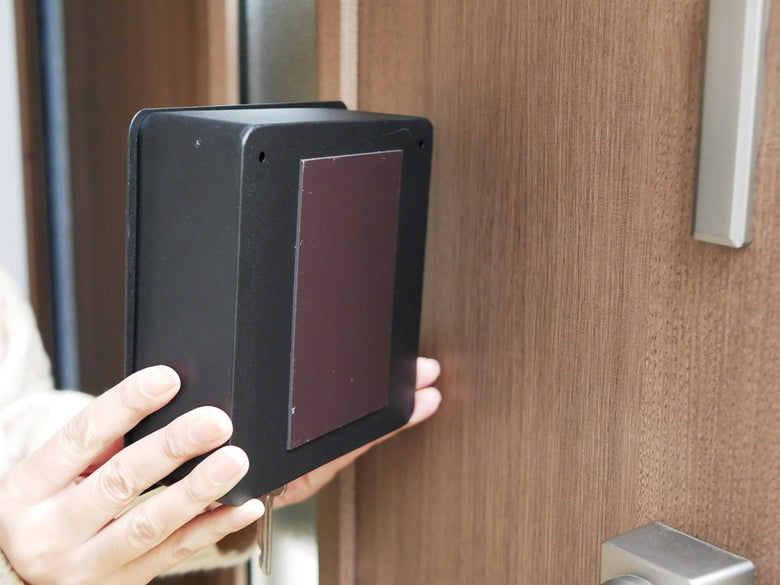 壁に取り付けられたタワーRIN2段マグネットキーフック