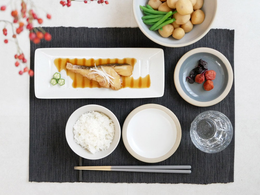 STIIKの天然竹製箸2膳セットが白ご飯と食器と共にテーブルに配置されている