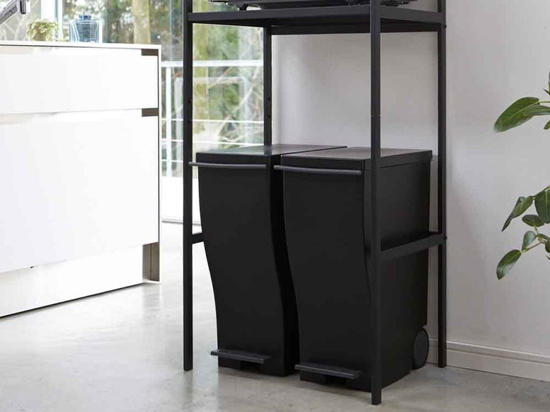 YAMAZAKI/tower製スチールと天然木を使用したゴミ箱上ラック、複数の棚が配置されたシンプルなデザイン