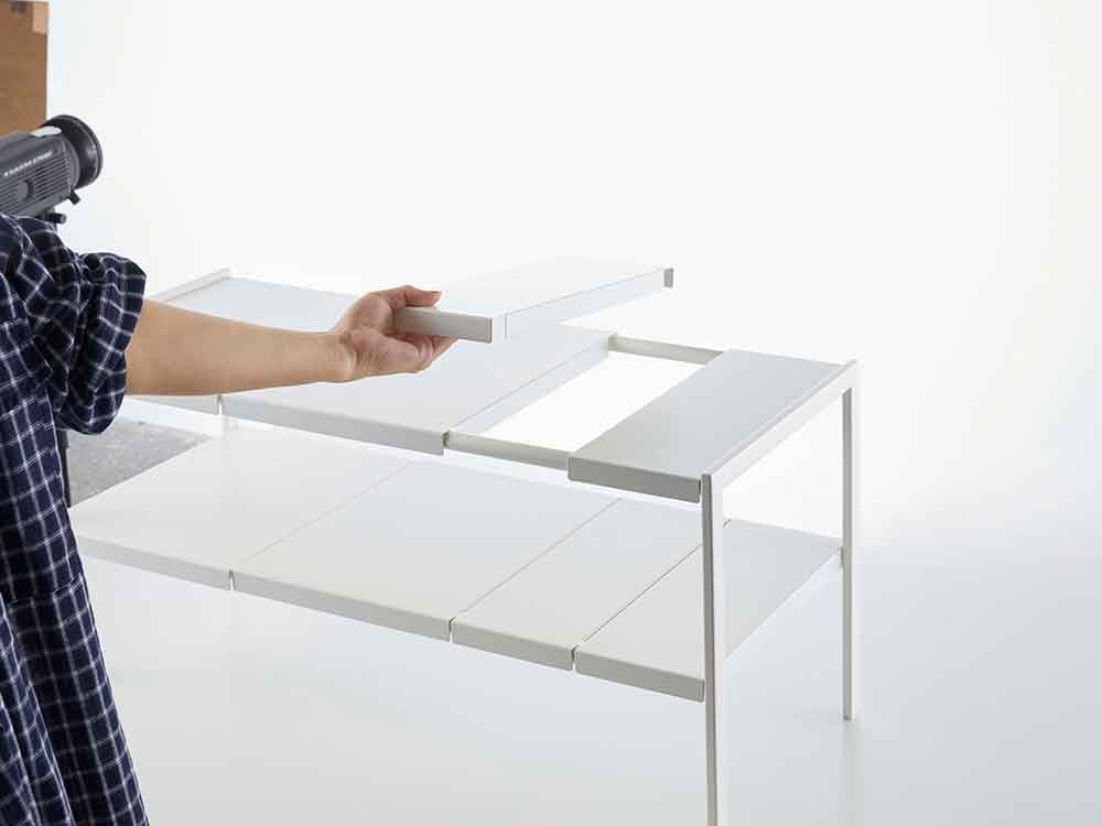 YAMAZAKI/towerの灰色2段伸縮シンク下ラック付きデスク