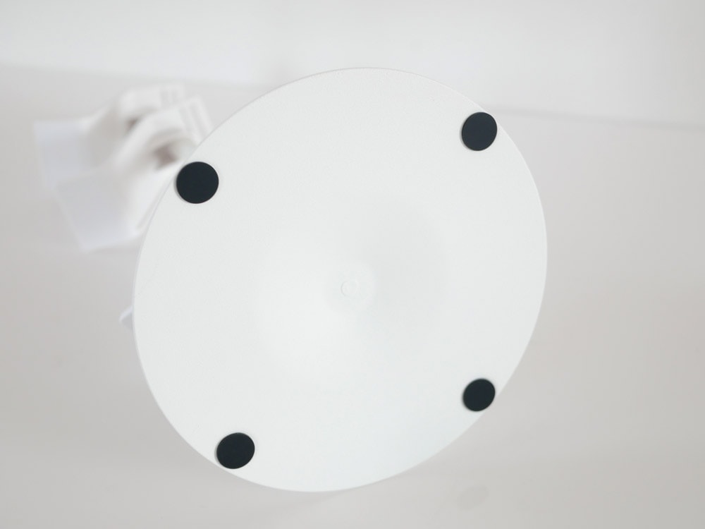 白いプラスチック製ゲームコントローラー収納ラック