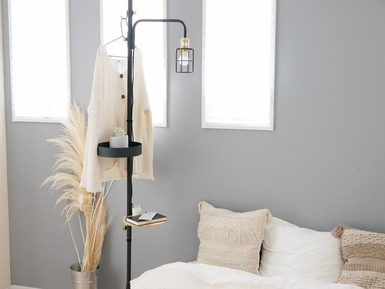 室内のグレーのランプと植物、写真立て