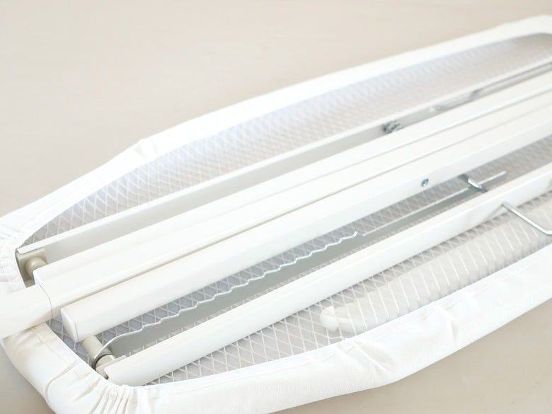 YAMAZAKIタワーの軽量スタンド式アイロン台