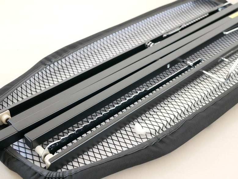 銀色のスチール脚を備えた軽量スタンド式アイロン台