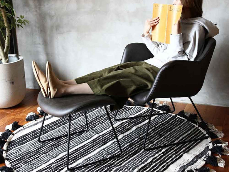 リビングに置かれたライトブラウンのオットマン