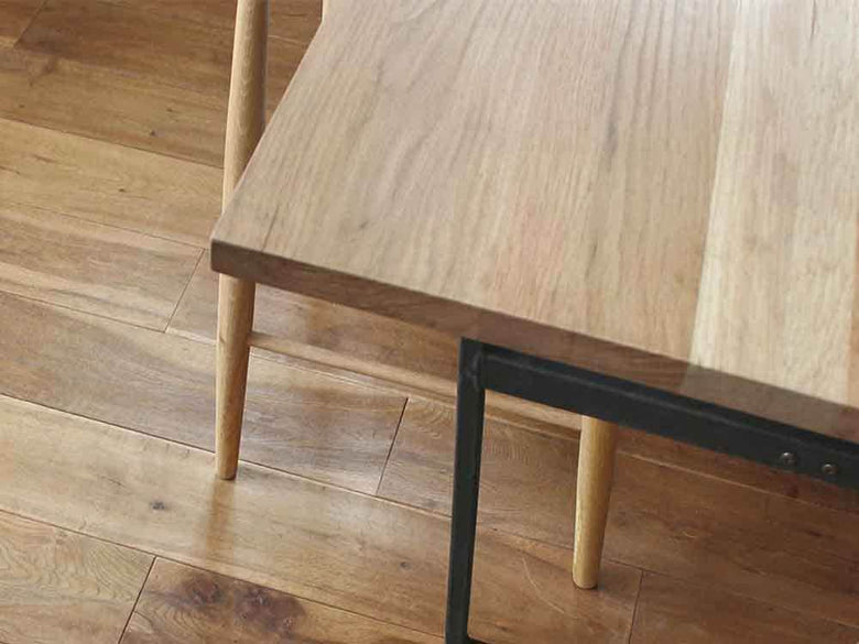 オーク無垢材天板と黒スチール脚のダイニングテーブル