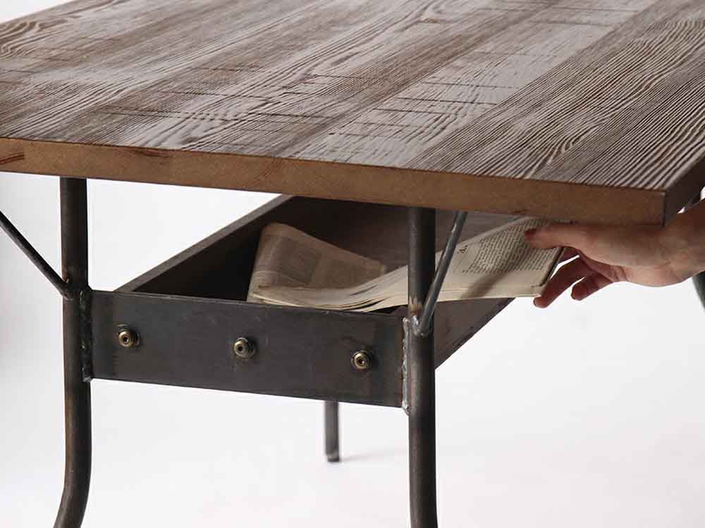 アデペシュ製パイン無垢材とスチールのテーブル