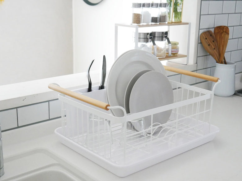 YAMAZAKIトスカブランドのスチールと木材を使用したキッチン用水切りバスケット