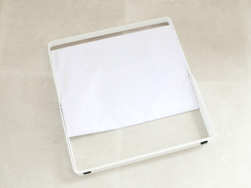 YAMAZAKI/tower製の銀色手荷物収納ボックス。スチールフレームとポリエステルバスケットを使用したオフィス用プラスチック製収納用品。